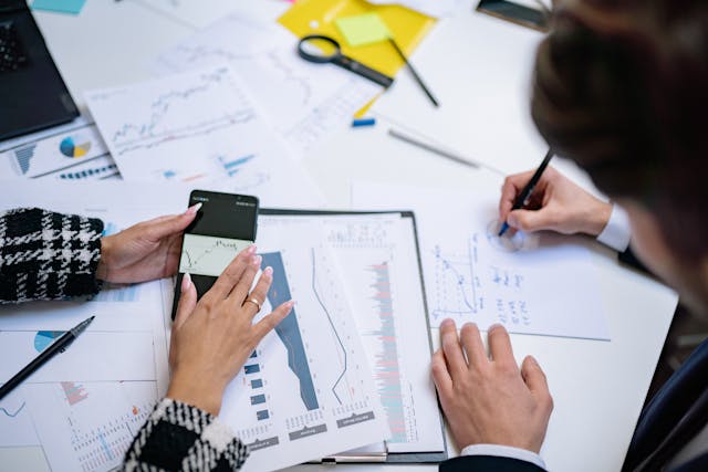 Graph showing SEO growth on a laptop screen